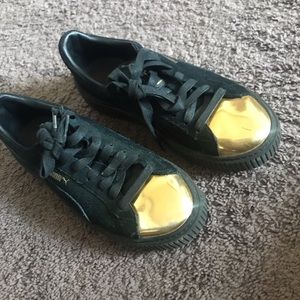 Black platform puma with gold tip
